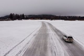 Už je to na triko každého. Auta přesto dál přejíždějí přes zamrzlé Lipno - Novinky